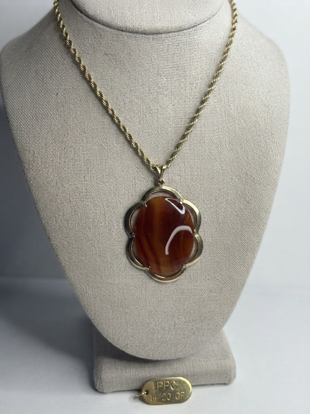 Vintage 14/20 Gold Filled PPC Banded Agate Pendant Necklace Scalloped Frame
